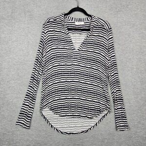 Velvet By Graham & Spencer Size S Gray White Wave Stripes V-neck Top